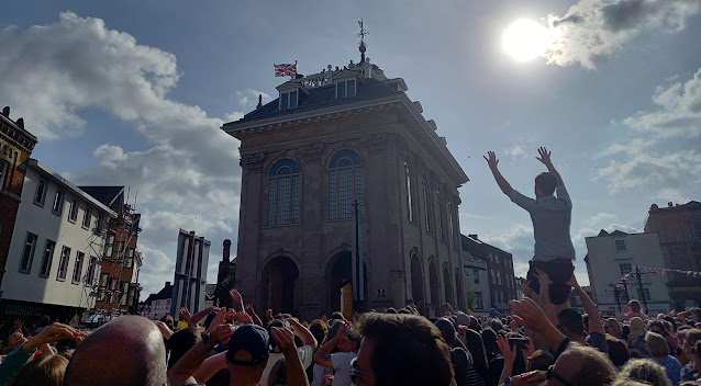 Bun Throwing in Abingdon-on-Thames