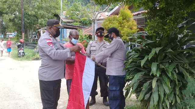 Polisi Bagi Masker dan Bendera Merah Putih ke Warga Kelurahan Argapura