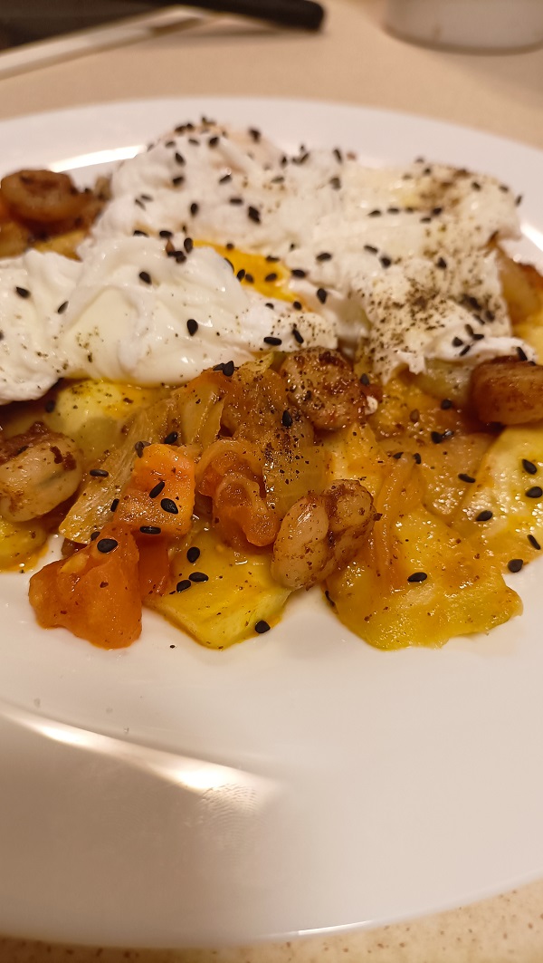 Noodles de calabacín con gambas y huevo poché