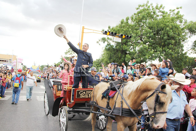 Con un colorido desfile-cabalgata que partió desde la avenida 14 de Febrero sector Los Profesionales, y culminó en la avenida Rotaria, se dio inicio a la edición 41 de las ferias de Carora, llamadas en esta oportunidad Expoferia Carora 2022, en homenaje al presbítero Alberto Álvarez Gutiérrez en honor a San Juan Bautista y en el marco del bicentenario de la muerte del Epónimo Pedro León Torres. Un río de gente colmó las calles de la ciudad para dar la bienvenida al evento más importante del año, mientras en el parque ferial “Teodoro Herrera Zubillaga” (abarrotado de visitantes también), quedó oficialmente inaugurada la edición correspondiente a este año.