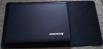 60x30cmのマウスパッドとノートパソコン1