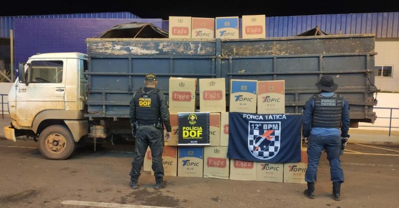 A carga de 20 mil pacotes de cigarros contrabandeados do Paraguai, era transportada em um caminhão VW/8, que foi abordado pelos equipes policiais.