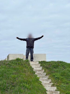 Triomfantelijke pose na plaatsen van zwerfsteen