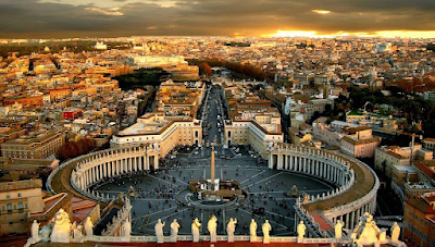 Vatikan, resmî adıyla Vatikan Şehir Devleti, İtalya'nın Roma şehrinde bulunan, Hristiyanlık dininin Katolik mezhebinin yönetim merkezi olan bağımsız devlet. Ülkedeki yerleşik nüfus 1.000 civarındadır, fakat Vatikan turistik bir yer olduğundan ülkedeki kişi sayısı turistlerle birlikte artmaktadır.