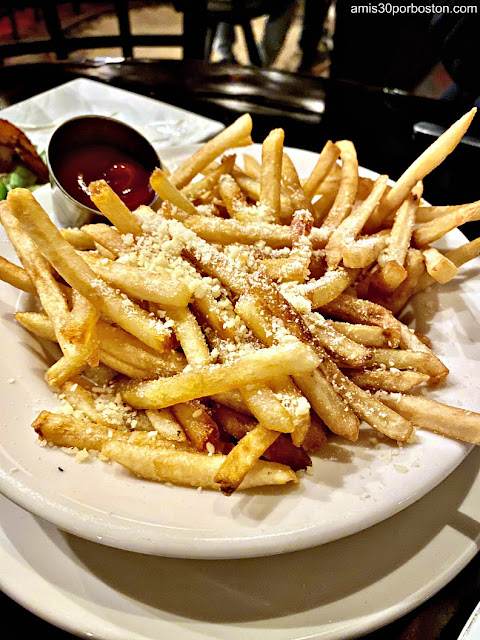 Truffles Fries de Chuck’s BARbershop en Concord, NH