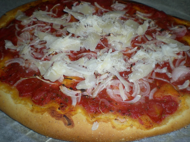 pizza con cipolle e parmigiano