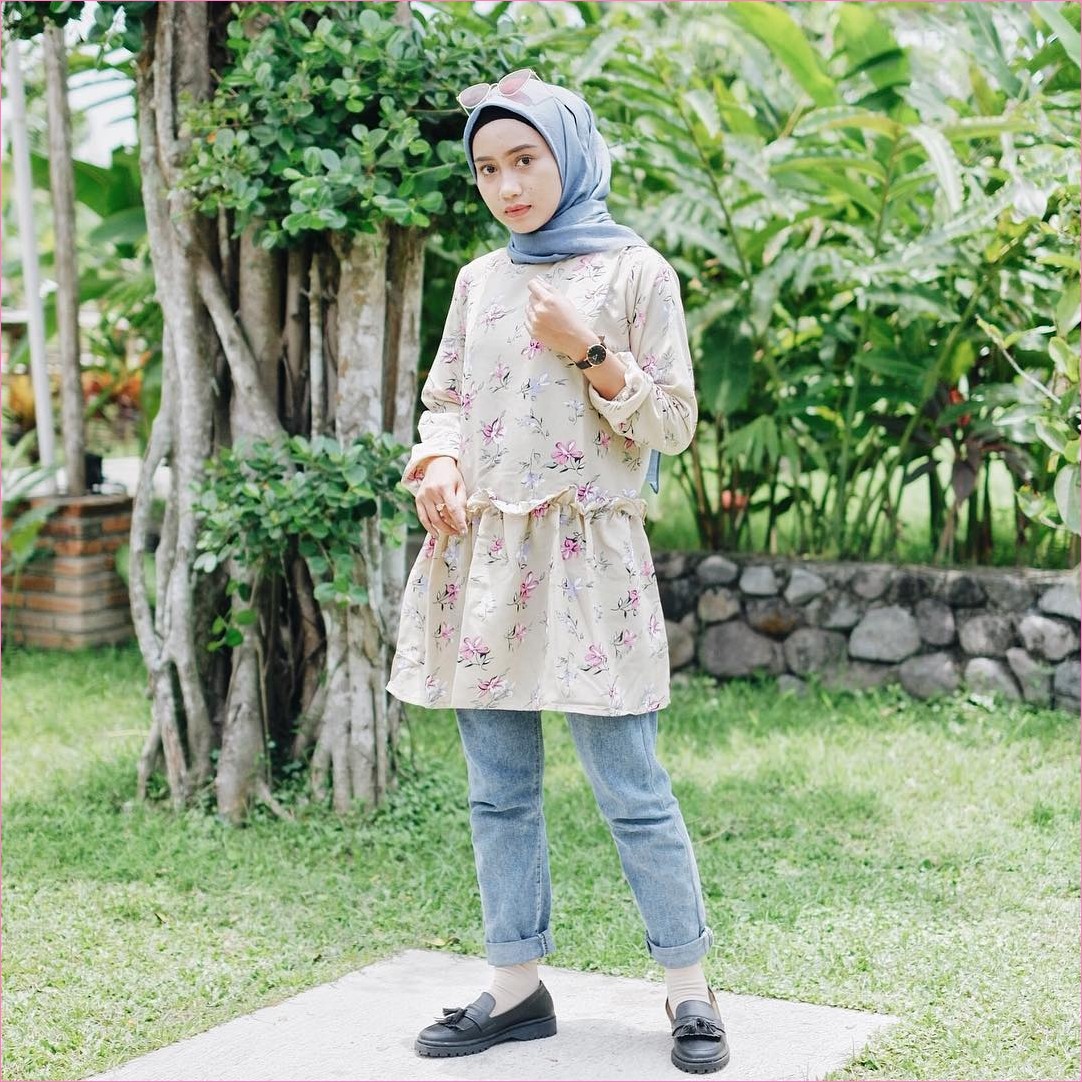  kali ini aku akan mencoba sharing beberapa model dan gaya terbaik dari 49 Outfit Kerudung Segi empat Ala Selebgram 2018 Kekinian