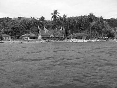 Sejarah Danau Singkarak - Sumatera Barat   Danau Singkarak dengan luas 107,8 m2 merupakan danau terluas kedua setelah Danau Toba di Pulau Sumatra, Indonesia. Danau yang berada di ketinggian 36,5 meter dari permukaan laut ini terletak di dua kabupaten di Provinsi Sumatra Barat, yaitu Kabupaten Solok dan Kabupaten Tanah Datar. Jika para wisatawan yang ingin menikmati keindahan panorama Danau ini, ada beberapa titik yang perlu di singgahi yakni di Daerah Kenagarian Kacang, Paninggahan, Malalo dan Pitalah. Namun sebahagian air danau ini dialirkan melalui terowongan menembus Bukit Barisan ke Batang Anai untuk menggerakkan generator PLTA Singkarak di dekat Lubuk Alung, kabupaten Padang Pariaman.   Danau Singkarak berada pada letak geografis koordinat 0, 36 derajat Lintang Selatan (LS) dan 100,3 Bujur Timur (BT) dengan ketinggian 363,5 meter diatas permukaan laut (mdpl).Luas permukaan air Danau Singkarak mencapai 11.200 hektar dengan panjang maksimum 20 kilometer dan lebar 6,5 kilometer dan kedalaman 268 meter.  Danau ini memiliki daerah aliran air sepanjang 1.076 kilometer dengan curah hujan 82 hingga 252 melimeter per bulan. Sebuah peninggalan sejarah penting yang diduga berkaitan dengan sejarah Minangkabau dan Pagaruyung terbenam di dalam Danau Singkarak. Belum ada laporan upaya [Danau Singkarak.] penelitian dengan melakukan