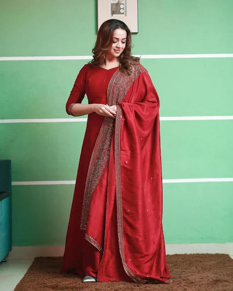 Actress Bhavana menon in long red gown photoshoot