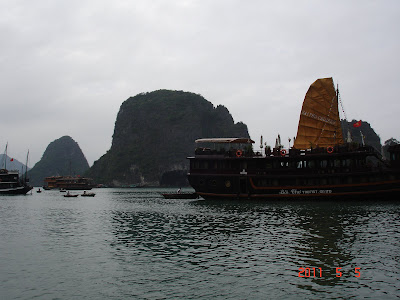 Boat sailing in Halong Bay - Vietnam