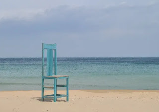 삼척해변-모래-위에-설치된-의자와-멀리-보이는-바다
