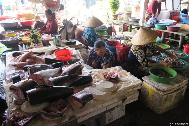 Fresh seafood vendors at Hoi An wet market