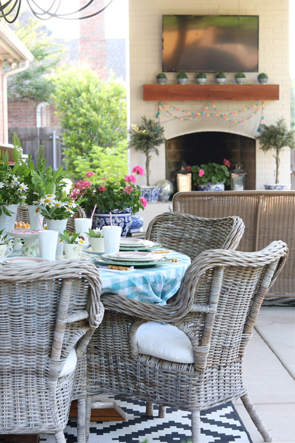 poppytrail daisy dishes, summer tablescape, outdoor summer table setting, turquoise gingham tablecloth, bordallo pinheiro dishes, outdoor dining, outdoor entertaining