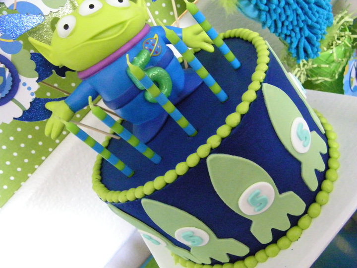 Toy Story 3 cake toy provided by the customer Love Birds wedding tower