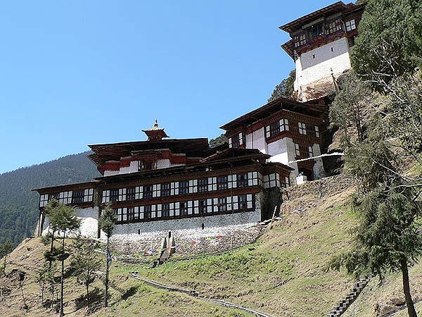 ghe-bhutan-tham-tu-vien-co-xua-huyen-bi (2)