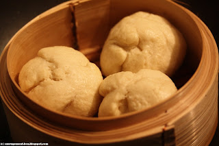 Cuisson des brioches vapeur (baozi) dans le panier