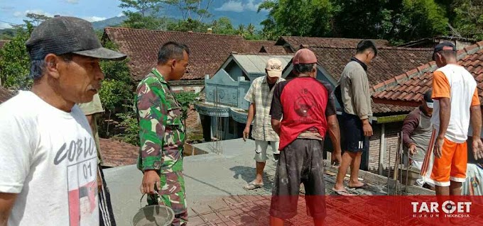 Babinsa Jadi Penyemangat Warga Dalam Pengecoran Mushola Al Huda