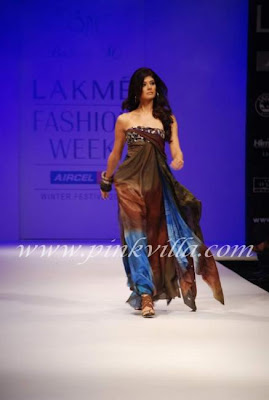 Pooja Bhatra Walks on the Ramp @ Babita Malkani show