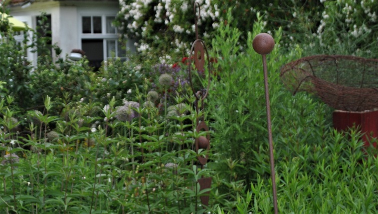 Edelrostdeko im ländlichen Garten