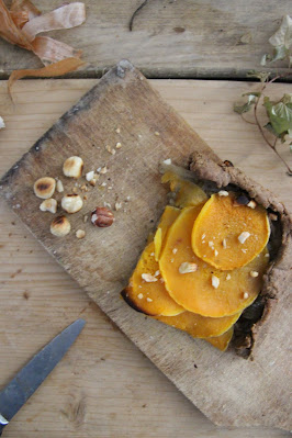 Cuillère et saladier : Tarte rustique butternut-oignons caramélisés-noisette vegan