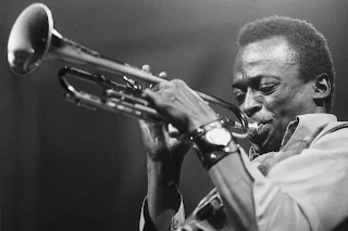 Miles Davis tocando su trompeta