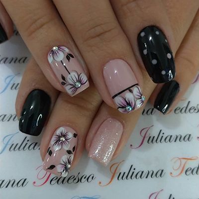 unhas com esmalte preto