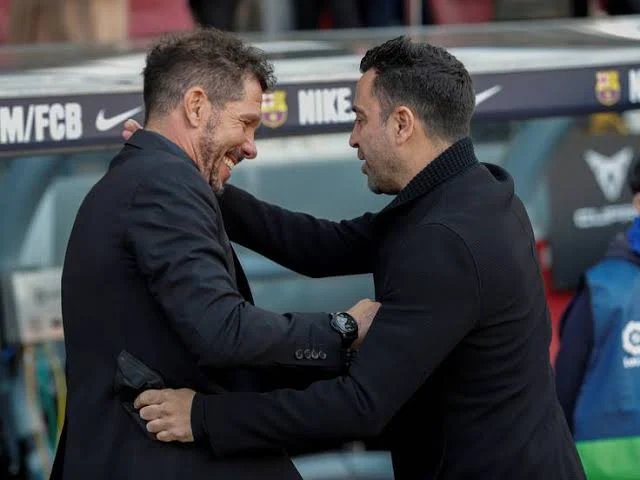 Xavi, l'entraîneur du FC Barcelone, a été expulsé dimanche dernier lors du match contre l'Atlético de Madrid. Le Comité de compétition de la RFEF a prononcé sa sanction : deux matchs de suspension et une amende de 700 euros. Le Barça devra également payer une amende de 600 euros.  Xavi manquera les deux prochains matchs de championnat : à domicile contre Las Palmas et à l'extérieur contre Cadix. Il sera remplacé par son frère et adjoint, Oscar Hernandez.  Xavi sera de retour pour le choc face au Real Madrid le 21 avril prochain. Le FC Barcelone devra faire sans son entraîneur pour les deux prochains matchs de championnat. Ce sera un test important pour l'équipe et pour Oscar Hernandez.