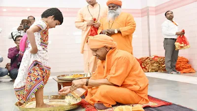 मुख्यमंत्री योगी ने गोरखपुर में कन्या पूजन किया और श्रीरामलला के सूर्य तिलक को सनातन की अलौकिक महिमा बताया