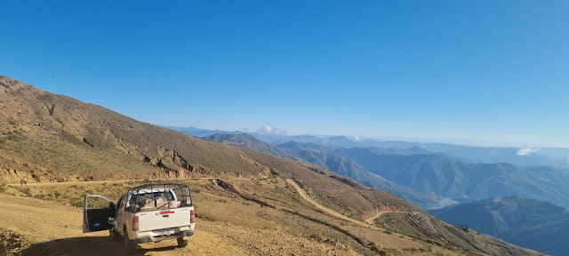 Unsere Straßen in den Bergen Boliviens hier nördlich von Potosí bei Cuiri teja Molino. Begleiten Sie mich bei meinen Fahrten in den Bergen Boliviens.