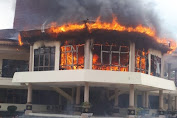 Ruangan Kantor DPRD Inhu Ludes Terbakar, 8 Mobil Pemadam Dikerahkan
