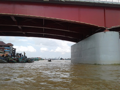 Palembang ialah kota terbesar di pulau sumatera sehabis Medan Melihat lokasi bawah jembatan ampera palembang