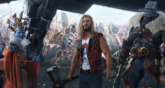 Universo Marvel 616: Kevin Feige exalta Thor: Amor e Trovão como um filme  bem diferente de Thor: Ragnarok