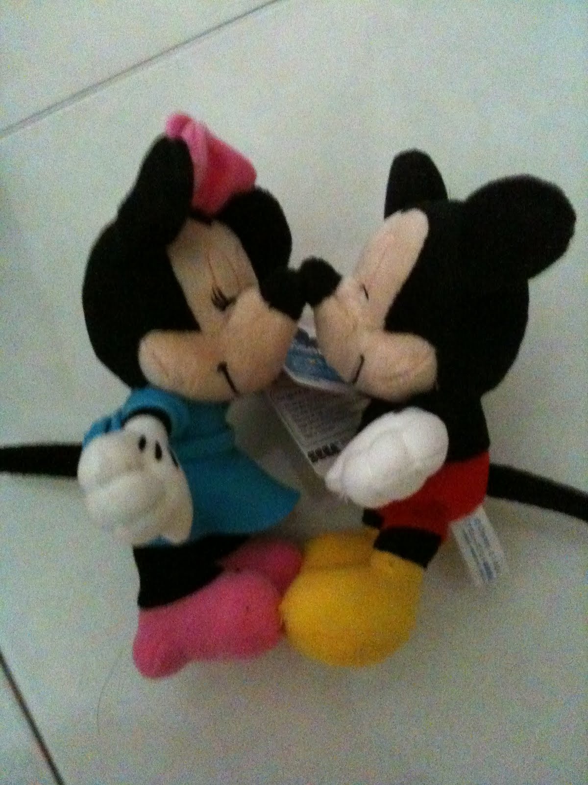 MickeyMinnie Mouse kissing