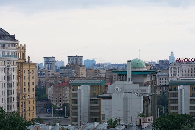 вид с крыши жилого дома на Новинском бульваре, посольство Великобритании