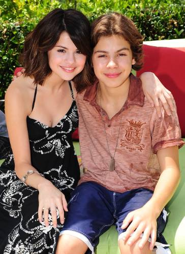 Selena Gomez y Jake T Austin Selena asisti el domingo por la tarde en