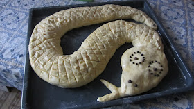 пирог змея перед выпечкой