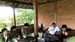 Mahasiswa Bina Desa UPN Veteran Jawa TImur, Memberikan Sosialisasi Tentang Konsep Glamping di Lumbung Stroberi