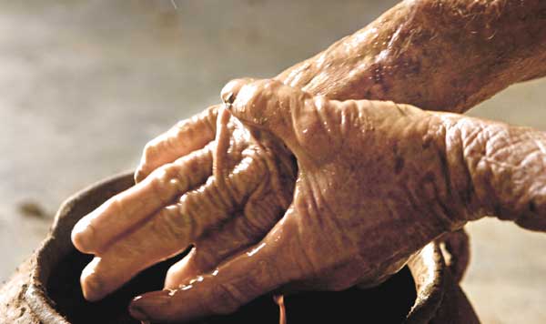 Resultado de imagem para Jesus cura o homem de mão seca