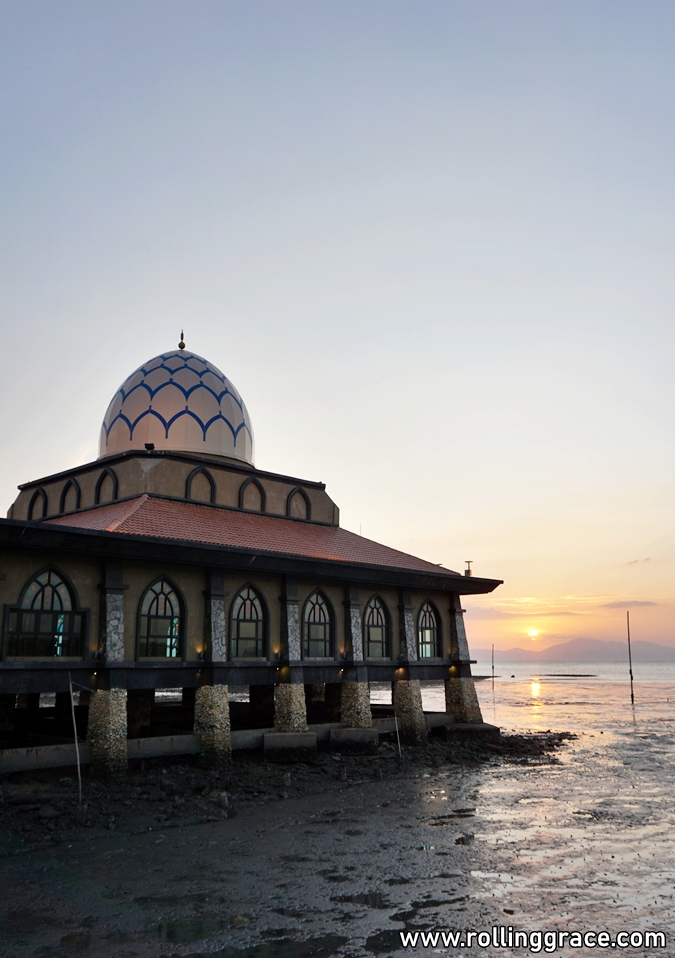 Masjid Al Hussain Kuala Perlis Floating Mosque Of Perlis Rolling Grace Your Travel Food Guide To Asia The World