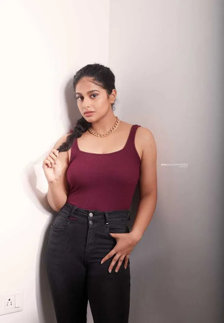 Tamil actress Nayanthara Chakravarthy’s stunning sleeveless T-shirt look