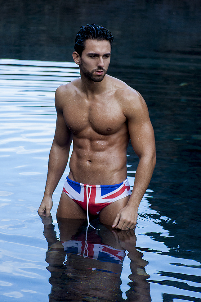 Moises Garcia in manus swimwear
