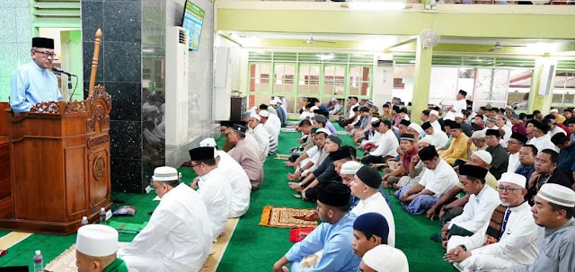 Jefridin bersama Ratusan Warga Sekupang Laksanakan Salat Idul Fitri 1445 H di Masjid Baiturrahman