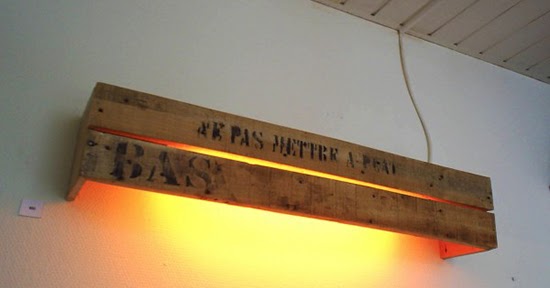 LINGKAR WARNA Desain lampu dinding dari kayu pallet bekas