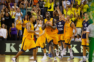 ACB PHOTO - Algarabía de los jugadores amarillos al terminar el partido