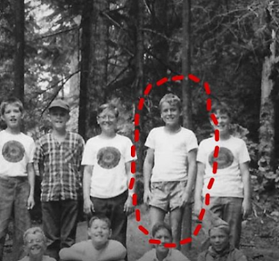 Ted Bundy ainda criança, em um acampamento escolar