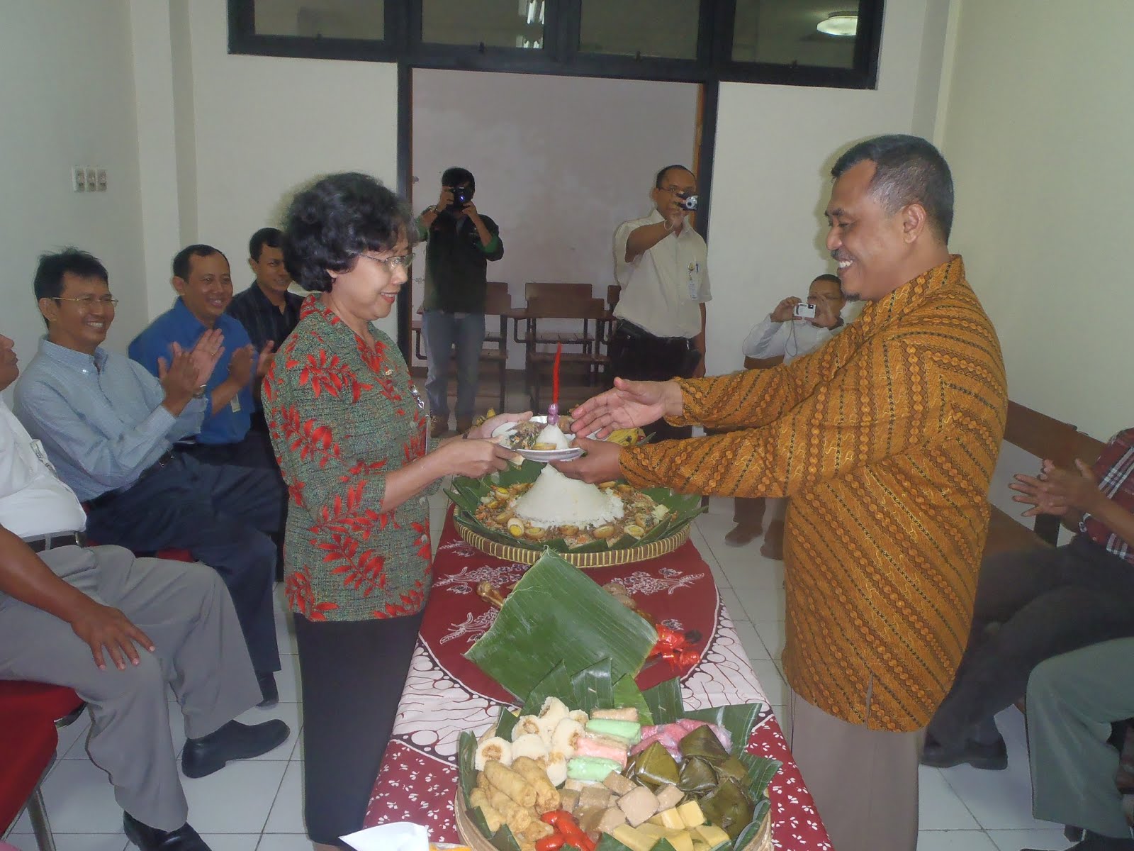 Karena selama ini dosen Prodi Teknik Lingkungan tidak memiliki ruang kerja yang layak sesuai dengan standart BAN PT Dengan diresmikannya ruang kerja ini