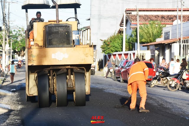 Prefeitura de Acajutiba  inicia pavimentação asfáltica na cidade