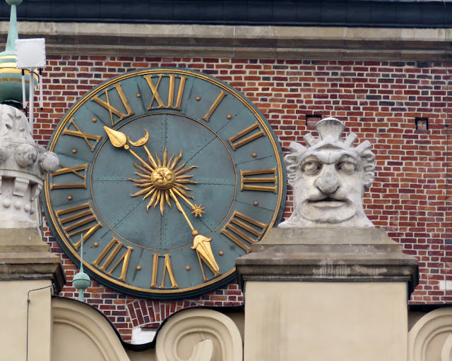 Old clock, seen through Cloth Hall, Wieża ratuszowa (Town Hall Tower), Rynek Główny, Stare Miasto (Old Town), Kraków