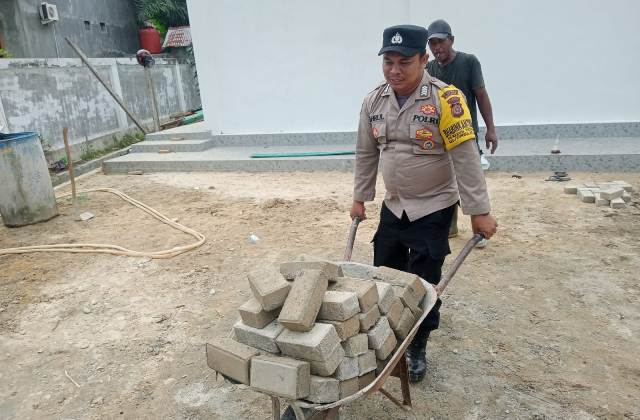 Bhabinkamtibmas Polsek Peureulak Barat Polres Aceh Timur Gotong Royong di Mesjid