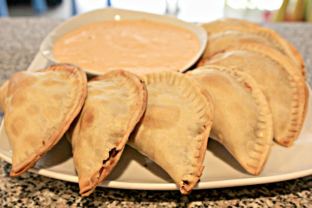 These baked ground turkey and sweet potatoes empanadas are the perfect recipe for gameday food, March Madness parties, Superbowl food, or easy meals for a crowd. Served with a roasted red pepper aioli, they are also an easy appetizer for parties!